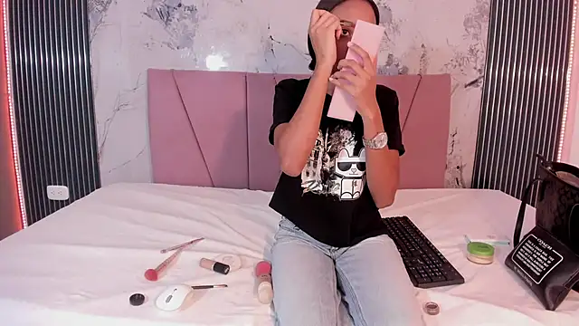 Mia Duarte1 online show from April 2026 12:24:01 PM