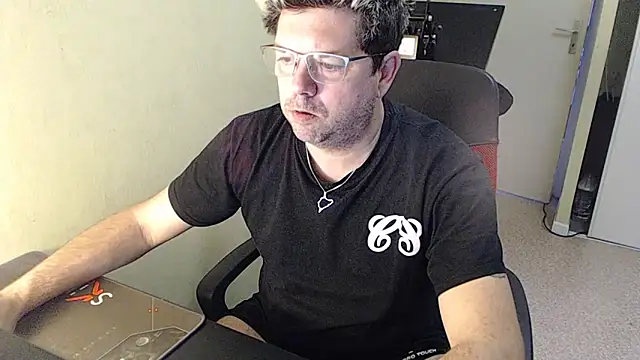 blueandwhite1 online show from December 2024 08:22:02 AM