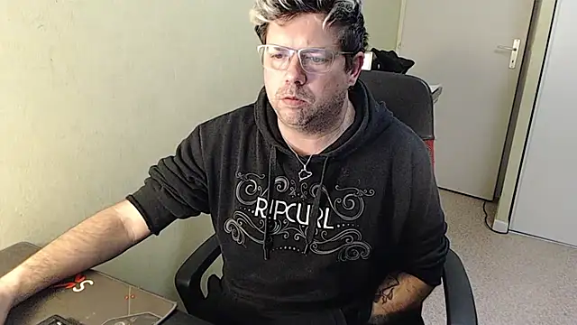 blueandwhite1 online show from January 2025 08:10:02 PM