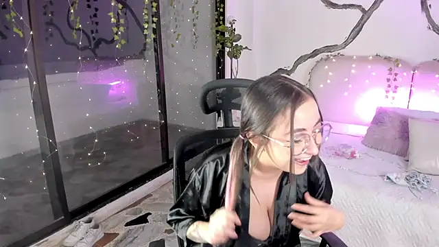 SarahCastro1  online show from November 2025 04:35:01 AM