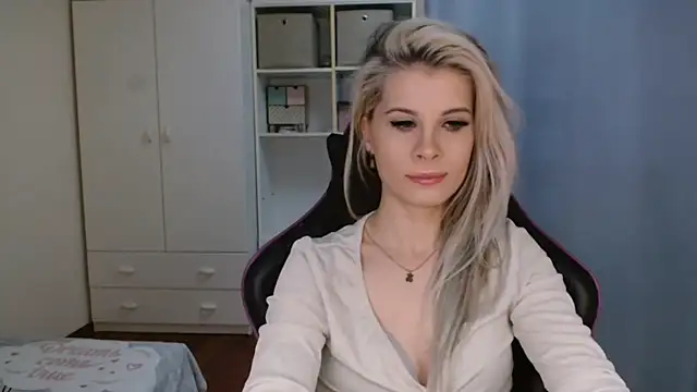 KristineGlow online show from April 2026 06:18:01 AM