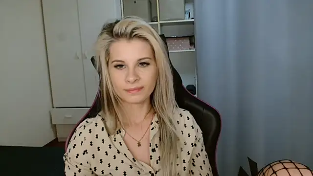 Snapshot of KristineGlow chatting on May 2026 06:35:01 PM KristineGlow online show from May 2026 06:35:01 PM