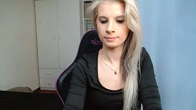 Snapshot of KristineGlow chatting on June 2026 02:17:02 PM KristineGlow online show from June 2026 02:17:02 PM