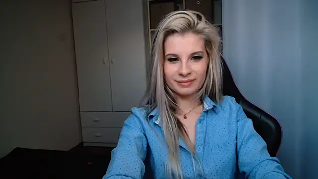 Snapshot of KristineGlow chatting on June 2026 06:32:02 PM KristineGlow online show from June 2026 06:32:02 PM