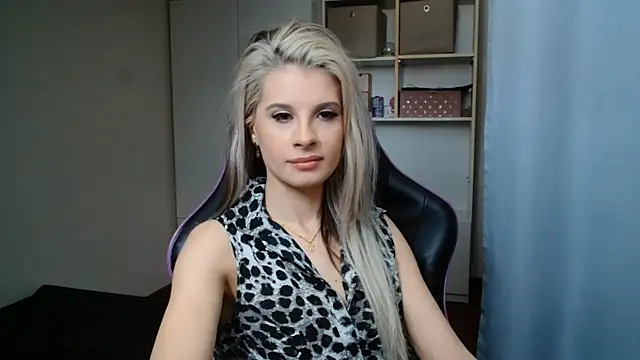 Snapshot of KristineGlow chatting on June 2026 06:46:01 AM KristineGlow online show from June 2026 06:46:01 AM
