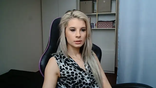 Snapshot of KristineGlow chatting on June 2026 09:25:02 AM KristineGlow online show from June 2026 09:25:02 AM