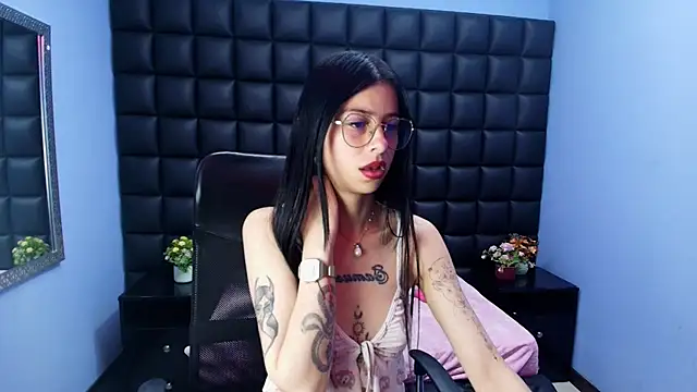 Dulce Miaa  online show from November 2025 04:32:02 PM