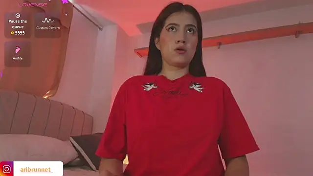 BrunnetAri  online show from December 2025 05:21:01 PM