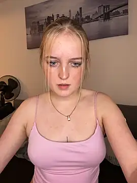 Snapshot of DieBlondeHannah chatting on October 2025 01:31:02 PM DieBlondeHannah online show from October 2025 01:31:02 PM