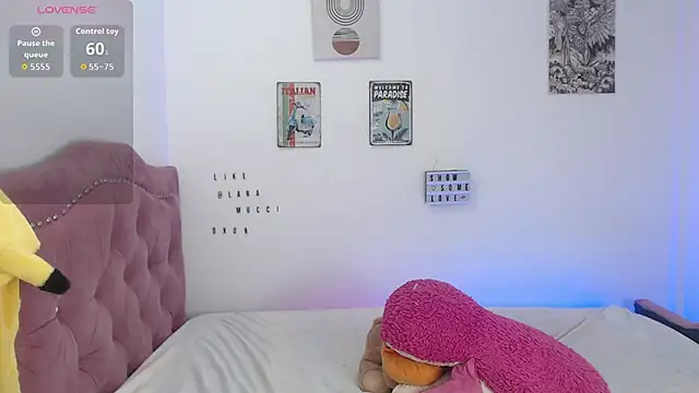 Laramucci online show from November 2025 07:45:01 PM