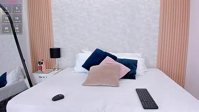 NaomyCollins   online show from September 2025 01:38:02 PM