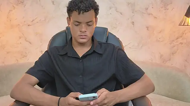 Valentino Thompson online show from September 2025 08:13:02 PM