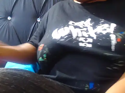 Snapshot of BeverlyQueen14 chatting on November 2025 06:37:02 PM BeverlyQueen14 online show from November 2025 06:37:02 PM