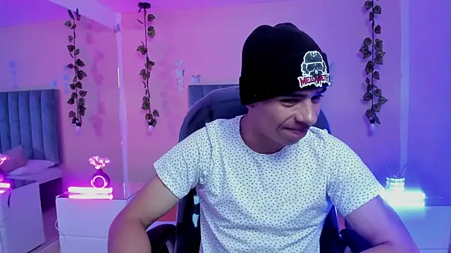 Muscle Scott online show from November 2025 12:49:01 PM