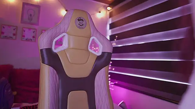 Rebecah 1 online show from December 2025 03:43:01 PM