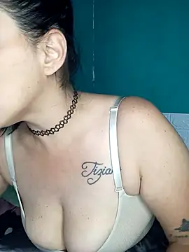 Snapshot of kariciasecreta chatting on November 2025 02:06:01 AM kariciasecreta online show from November 2025 02:06:01 AM