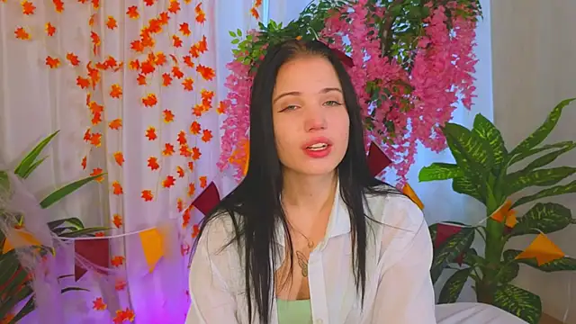 Snapshot of LauraHale chatting on November 2025 07:40:01 AM LauraHale online show from November 2025 07:40:01 AM