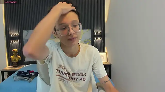 SantiagoRusso18 online show from October 2025 12:17:02 PM