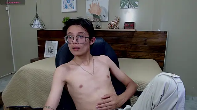 SantiagoRusso18 online show from December 2025 08:18:02 PM