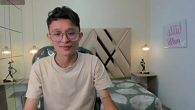 SantiagoRusso18 online show from December 2025 07:40:02 PM