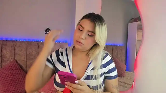 Snapshot of naomi_sanz chatting on May 2026 05:03:01 AM naomi sanz online show from May 2026 05:03:01 AM