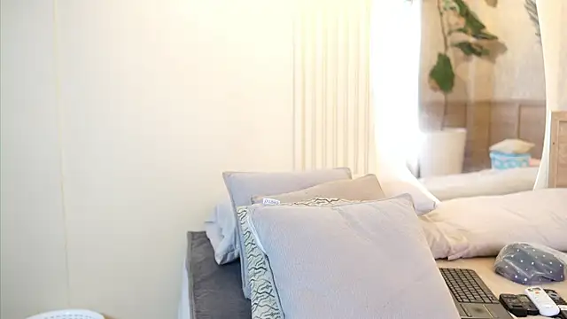 Tayler Kim online show from November 2025 06:40:02 PM