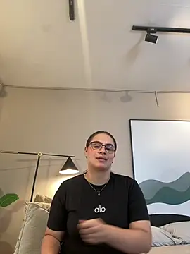 Tayler Kim online show from February 2026 06:26:01 PM