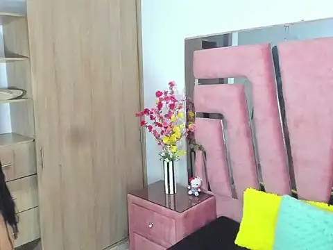 MaraKarly online show from November 2025 07:35:01 PM