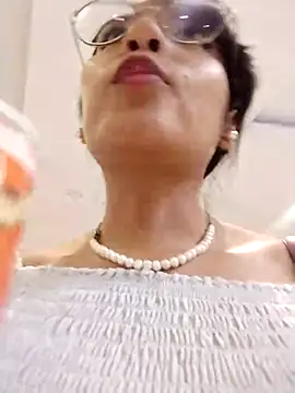 Regina Shine online show from November 2025 10:41:02 PM