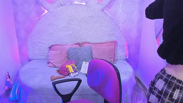 Gaby louse online show from April 2026 07:18:01 PM