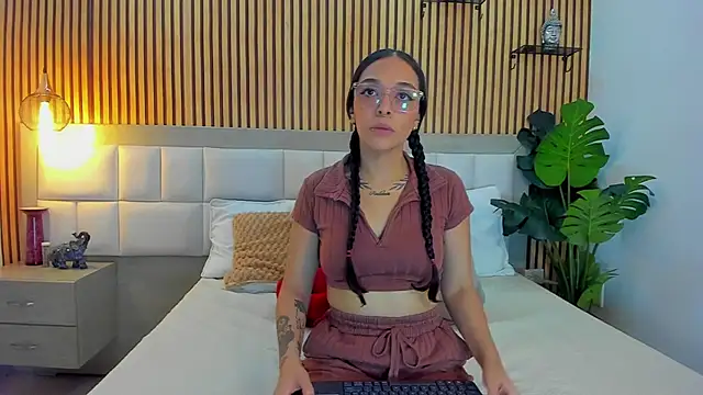 Roseaurora online show from November 2025 12:38:02 PM