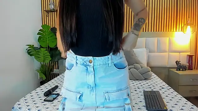 Roseaurora online show from November 2025 01:00:02 PM