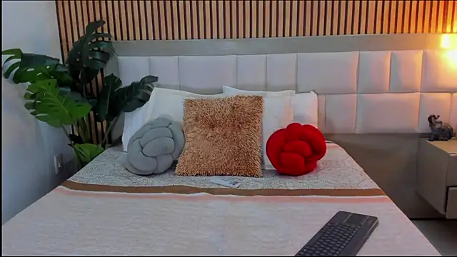 Roseaurora online show from February 2026 12:49:01 PM