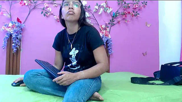 skinnysofia18 online show from April 2026 01:46:01 PM