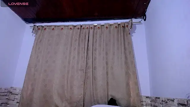 DaraKat18 online show from February 2026 10:04:01 PM