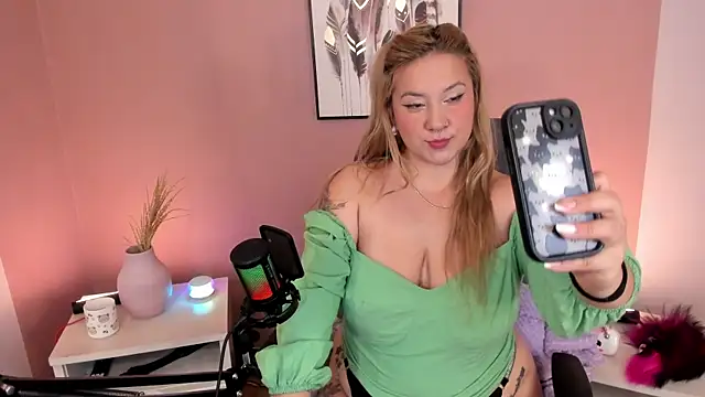 hollie joliie online show from December 2025 12:12:01 PM