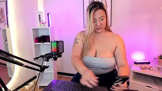 hollie joliie online show from March 2026 11:58:02 AM