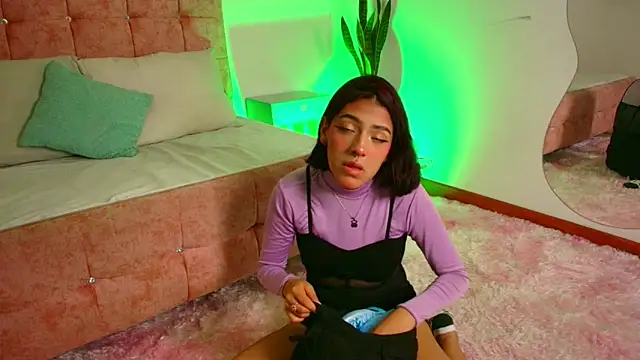 Dulce Bella  online show from November 2025 04:00:01 AM