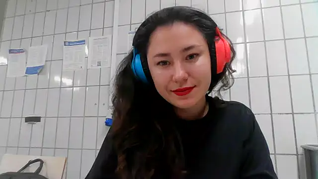 Snapshot of Emparia chatting on November 2025 10:34:01 PM Emparia online show from November 2025 10:34:01 PM