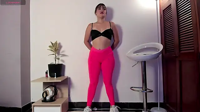 Maxinnevance online show from September 2025 12:21:02 PM