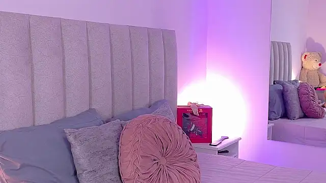 NicoleArmani online show from November 2025 07:19:02 PM