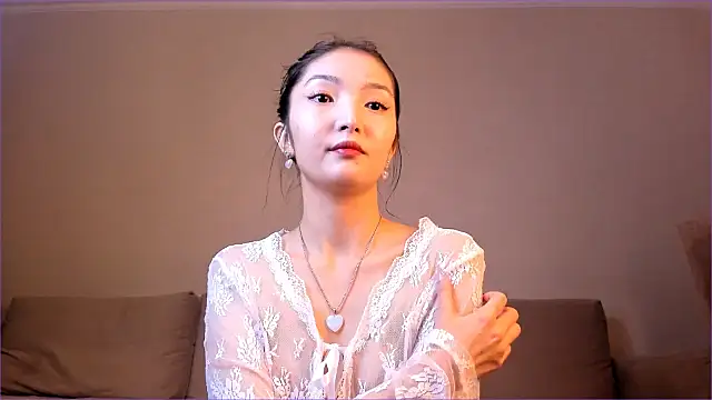 nooniemoon online show from October 2025 02:28:02 AM