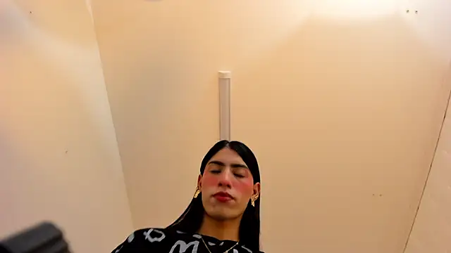 Snapshot of Sofia_summers chatting on November 2025 04:23:02 AM Sofia summers online show from November 2025 04:23:02 AM