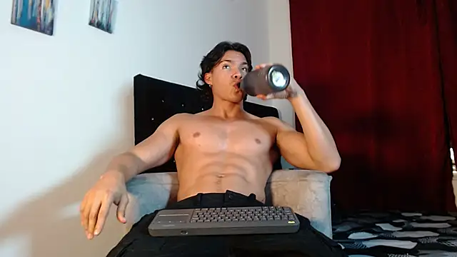 adriel escalante online show from December 2025 03:15:02 AM