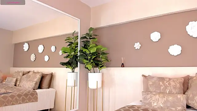 Snapshot of VictoriaShelby chatting on November 2025 12:37:02 PM VictoriaShelby online show from November 2025 12:37:02 PM