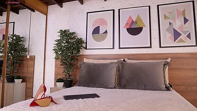 VictoriaShelby online show from April 2026 12:00:02 PM