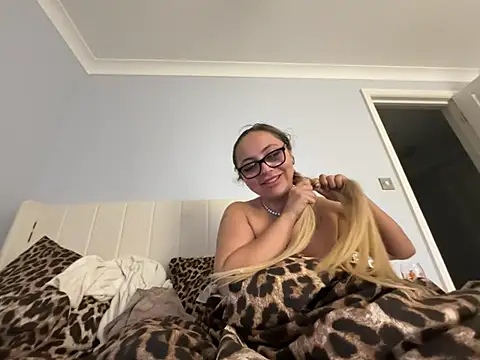 petitelucyXoxx online show from July 2026 11:22:01 PM
