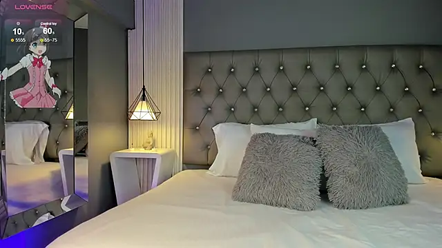 LunaBloomn online show from October 2025 05:04:01 PM