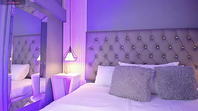 LunaBloomn online show from December 2025 04:57:02 PM