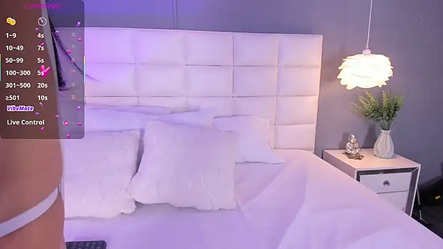 LunaBloomn online show from April 2026 05:06:02 PM